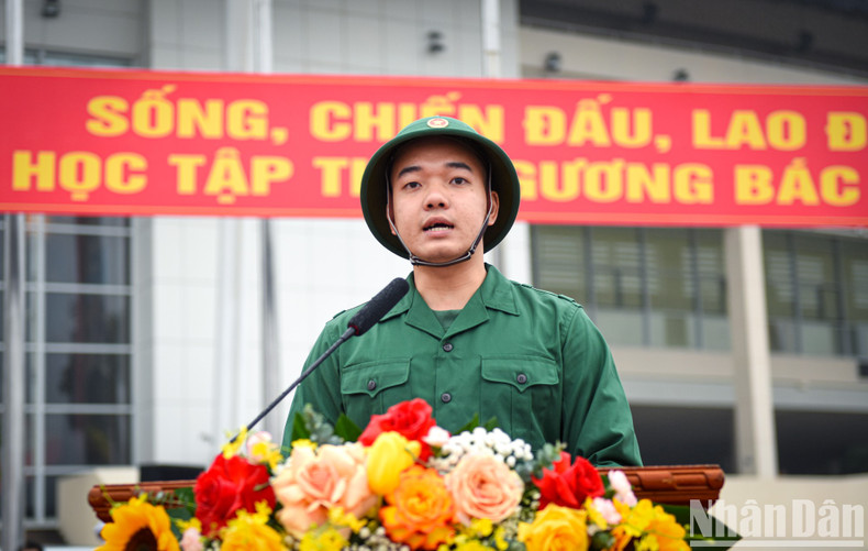 Ngo Cong Duc (102nd Regiment, 308th Infantry Division), on behalf of the 66 recruits from Nam Tu Liem District, expressed his pride in following in his father's footsteps, to stand in the ranks of the People's Army and Public Security forces. Ngo Cong Duc (102nd Regiment, 308th Infantry Division), on behalf of the 66 recruits from Nam Tu Liem District, expressed his pride in following in his father's footsteps, to stand in the ranks of the People's Army and Public Security forces.