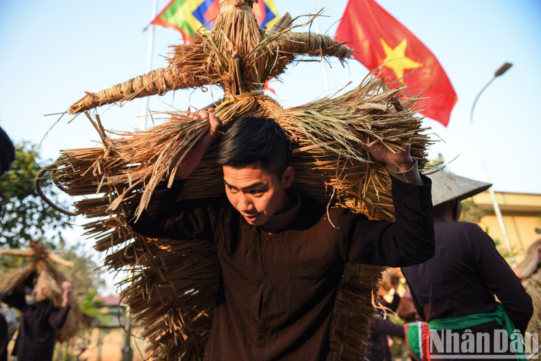 This is a unique and typical festival of wet rice culture in the Red River Delta. The highlight of the festival is the performance of buffaloes and cows made from straw, expressing the wish for a year of favourable weather. This is a unique and typical festival of wet rice culture in the Red River Delta. The highlight of the festival is the performance of buffaloes and cows made from straw, expressing the wish for a year of favourable weather.