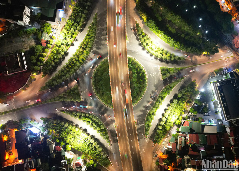 Long Bien - Nguyen Van Cu intersection has an important task in connecting traffic through the northern gateway routes of the capital with National Highway 5 and extended road 5. Long Bien - Nguyen Van Cu intersection has an important task in connecting traffic through the northern gateway routes of the capital with National Highway 5 and extended road 5.