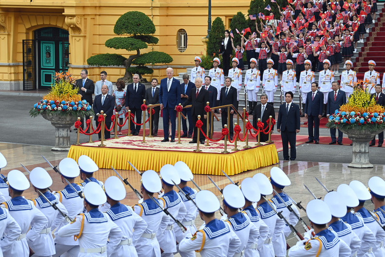 General Secretary Nguyen Phu Trong and US President Joe Biden review the guard of honour of the Vietnam People’s Army at the official welcome ceremony. General Secretary Nguyen Phu Trong and US President Joe Biden review the guard of honour of the Vietnam People’s Army at the official welcome ceremony.