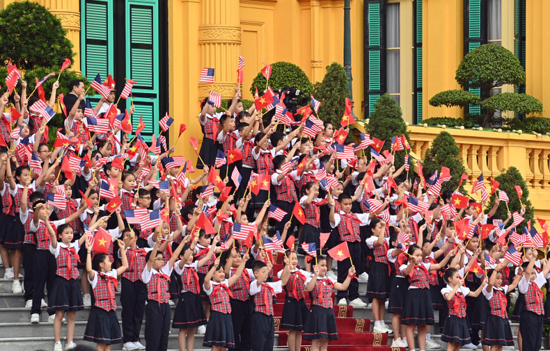 Children of Hanoi welcome Party General Secretary Nguyen Phu Trong and US President Joe Biden. Children of Hanoi welcome Party General Secretary Nguyen Phu Trong and US President Joe Biden.
