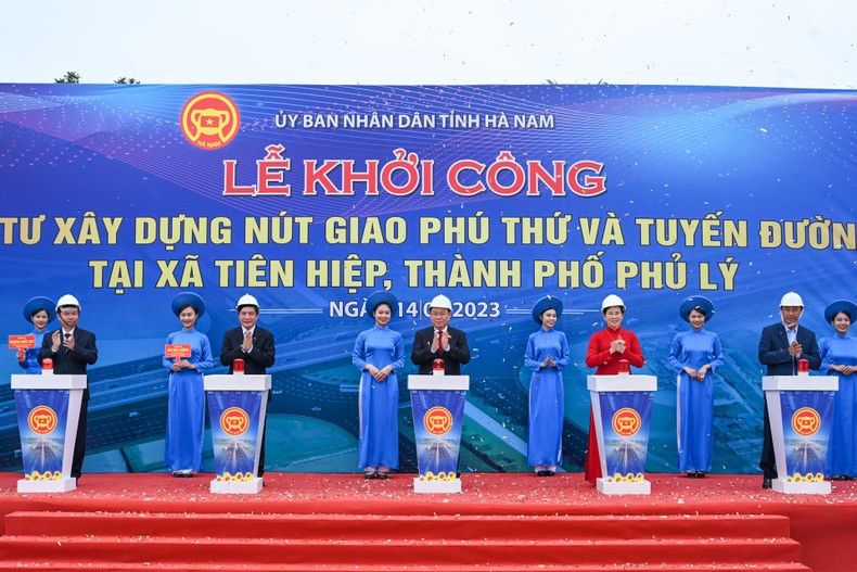 NA Chairman Hue attends the launching of construction of the Phu Thu project that connects Cau Gie-Ninh Binh section of National Highway 1 with the Capital Region's Belt Road No.5 Expressway parallel route.