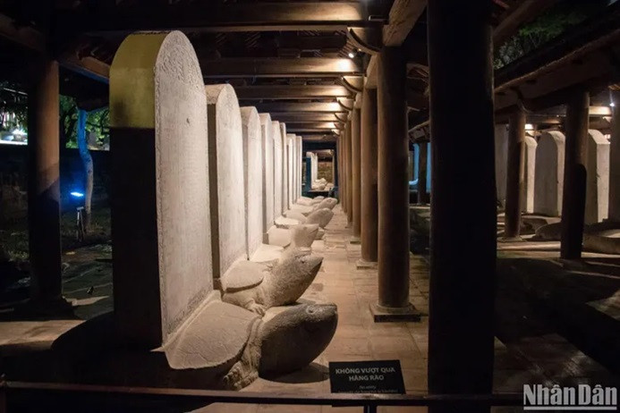 Vuon Bia Tien Si (Laureate Stelae Garden) gives visitors a better insight into the list of scholar figures, with support of the mapping presentation, and Dai Thanh spotlights images of the examination hall, through virtual reality technology. Vuon Bia Tien Si (Laureate Stelae Garden) gives visitors a better insight into the list of scholar figures, with support of the mapping presentation, and Dai Thanh spotlights images of the examination hall, through virtual reality technology.