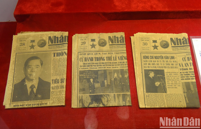 In the first year of the renewal period, General Secretary Nguyen Van Linh had become famous under the pen name N.V.L. with a series of articles in the column "Things to be done now" published in Nhan Dan Newspaper, discussing the things that need to be rectified in the renewal period, creating a new vitality in society, and demonstrating the concern and determination of the head of the Party and State in fighting corruption and negative phenomena to protect the interests and mastery of the people.