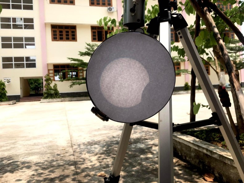 Observers need to use specialised equipment to be able to see the best image, as well as to keep their eyes safe. (Photo: Truong Thanh Long - Binh Dinh) Observers need to use specialised equipment to be able to see the best image, as well as to keep their eyes safe. (Photo: Truong Thanh Long - Binh Dinh)