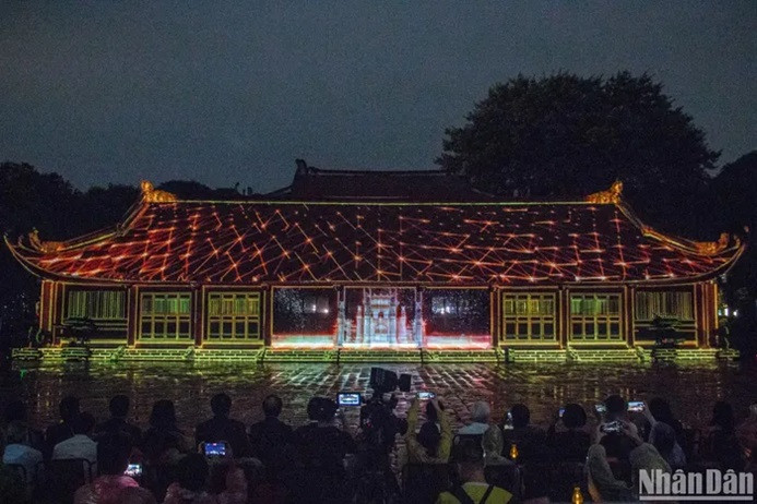 A centrepiece of the tour is the Thai Hoc Hall, which is transformed on the theme of “Tinh hoa dao hoc” (Essence of Education), by the sparkling lighting system and 3D-mapping technology, telling the stories about Confucianism, as well as the history of the first Vietnamese imperial university. A centrepiece of the tour is the Thai Hoc Hall, which is transformed on the theme of “Tinh hoa dao hoc” (Essence of Education), by the sparkling lighting system and 3D-mapping technology, telling the stories about Confucianism, as well as the history of the first Vietnamese imperial university.