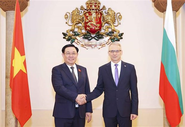 National Assembly Chairman Vuong Dinh Hue (L) and Prime Minister of Bulgaria Nikolai Denkov (Photo: VNA) National Assembly Chairman Vuong Dinh Hue (L) and Prime Minister of Bulgaria Nikolai Denkov (Photo: VNA)