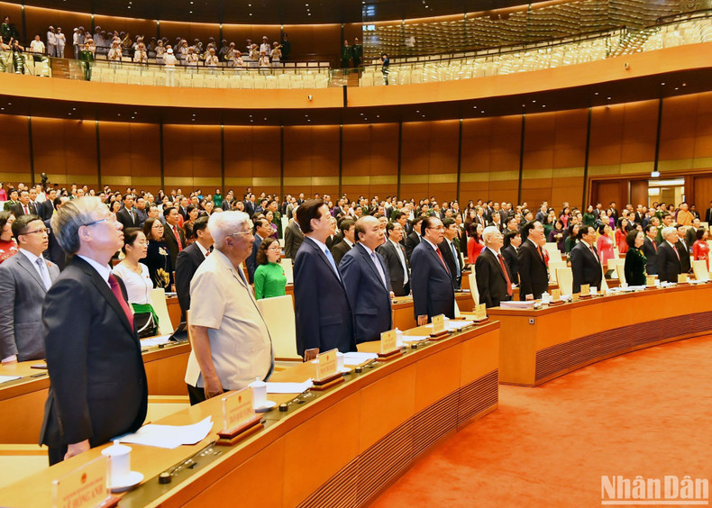 Leaders and former leaders of the Party and State performed the flag-saluting ceremony at the opening session.