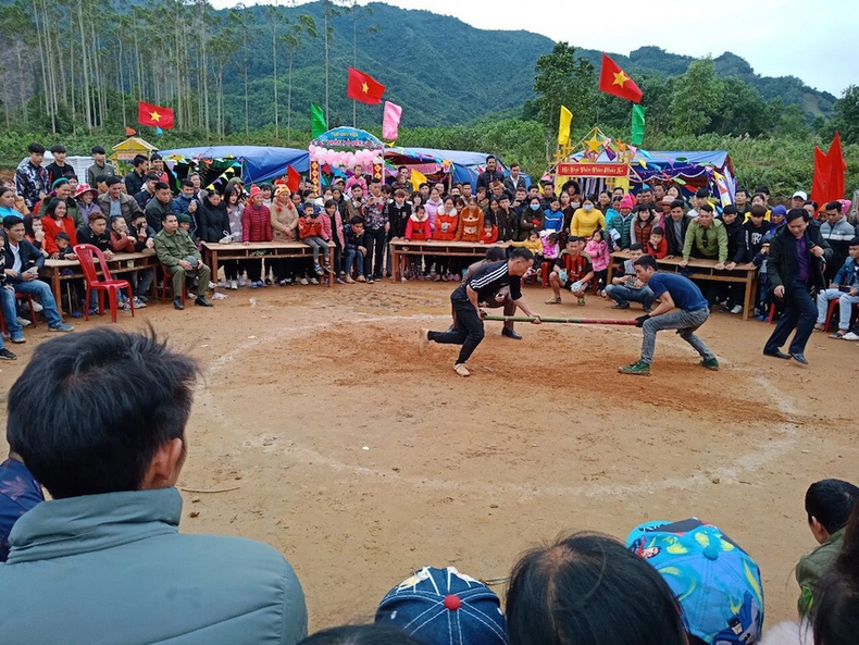 Folk games always attract a large number of people and tourists to see and experience.