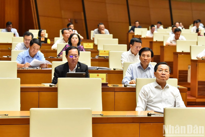 Deputy Prime Minister Le Minh Khai and Government members attend the National Assembly session at Dien Hong Hall.