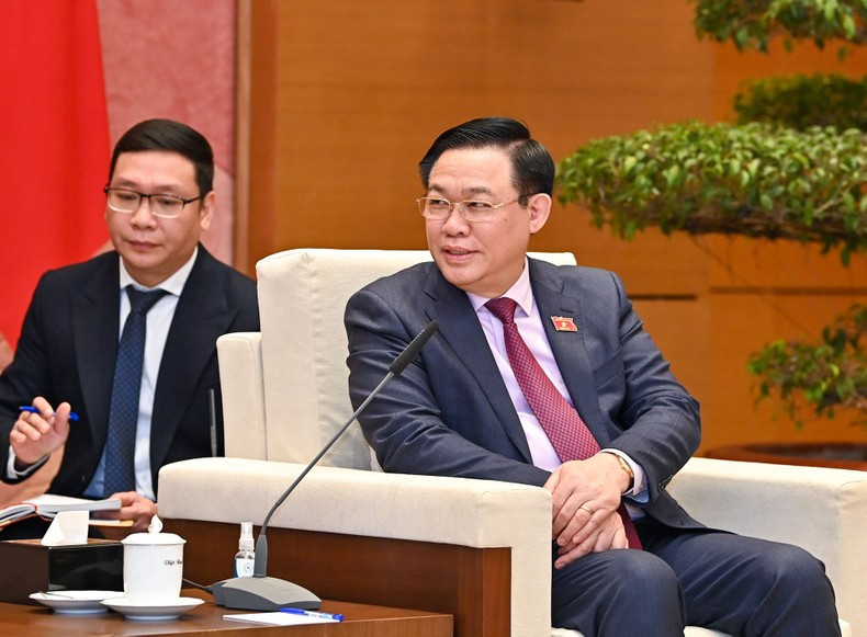 NA Chairman Vuong Dinh Hue delivers a speech.