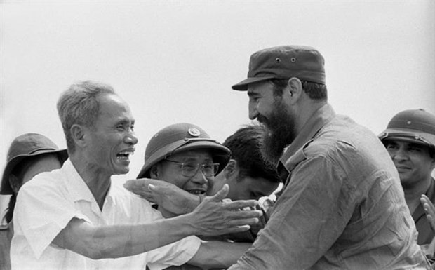 Cuban Prime Minister Fidel Castro and Prime Minister Pham Van Dong at a meeting of people to welcome the Cuban leader to the liberated zone in South Vietnam, in Quang Tri Province in September 1973. (Photo: VNA)