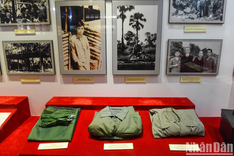 In the photo are the costumes that General Secretary Nguyen Van Linh often used during his operation at the Central Department of the South.