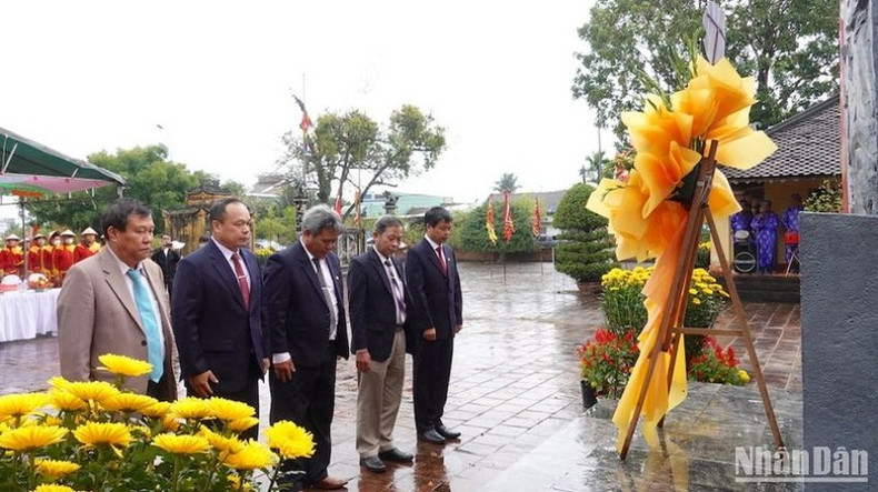 Leaders of Gia Lai Province offers incense and flowers in front of the statue of Emperor Quang Trung-Nguyen Hue.