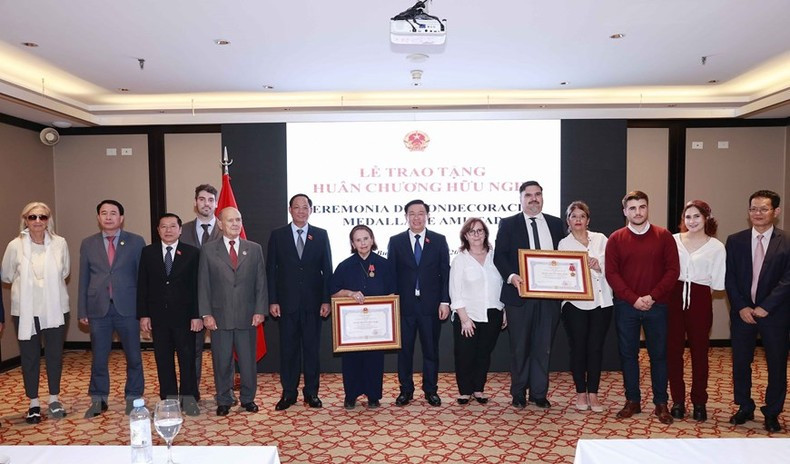 NA Chairman Vuong Dinh Hue presents the Friendship Order to the ICAV and its Chairwoman President Poldi Sosa Schmidt.