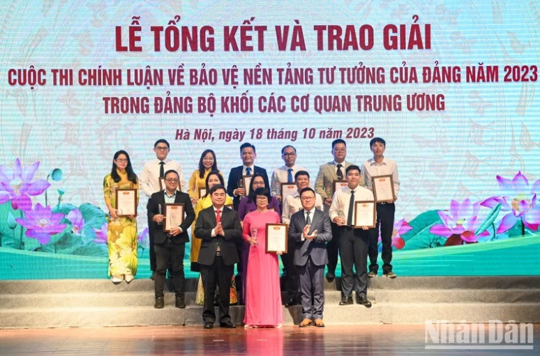 Le Quoc Minh, Member of the Party Central Committee (PCC), Editor-in-Chief of Nhan Dan (People) Newspaper, Deputy Head of the PCC Commission for Communication and Education, and Chairman of the Vietnam Journalists’ Association, presents the first prizes in the radio/television/video clips category. (Photo: Duy Linh)