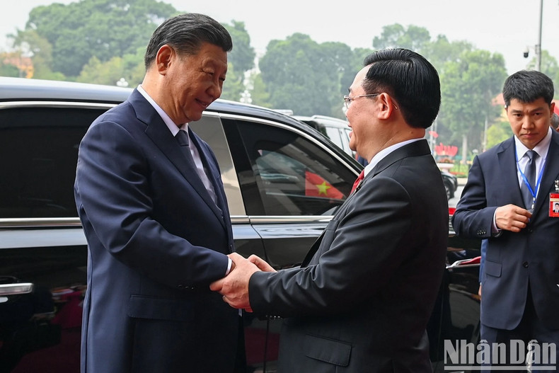 National Assembly Chairman Vuong Dinh Hue warmly welcomes General Secretary and President of China Xi Jinping. National Assembly Chairman Vuong Dinh Hue warmly welcomes General Secretary and President of China Xi Jinping.