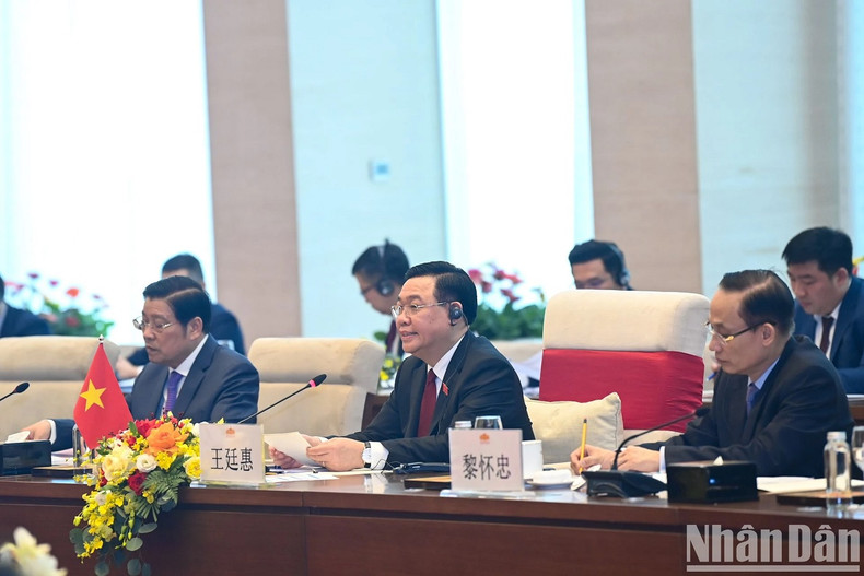 National Assembly Chairman Vuong Dinh Hue speaks at the meeting. National Assembly Chairman Vuong Dinh Hue speaks at the meeting.