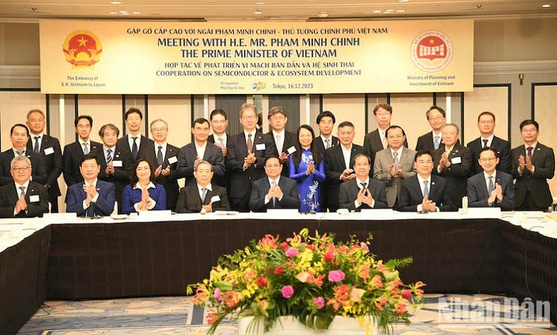 PM Pham Minh Chinh and the Japanese delegates pose for a souvenir photo. (Photo: Thanh Giang)