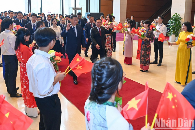 Youth union members of the National Assembly Office welcome General Secretary and President Xi Jinping. Youth union members of the National Assembly Office welcome General Secretary and President Xi Jinping.