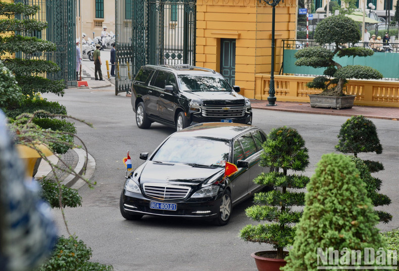 The convoy takes Prime Minister of the Grand Duchy of Luxembourg Xavier Bettel to the Presidential Palace.
