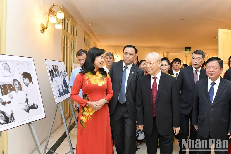 Party General Secretary Nguyen Phu Trong and the delegates visit a photo exhibition held within the framework of the ceremony.
