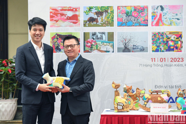 At the exhibition, the Organizing Committee cooperated with artists to auction several works to raise funds for charity, contributing to the spread of human values, and continuing the nation's precious tradition of caring and sharing.