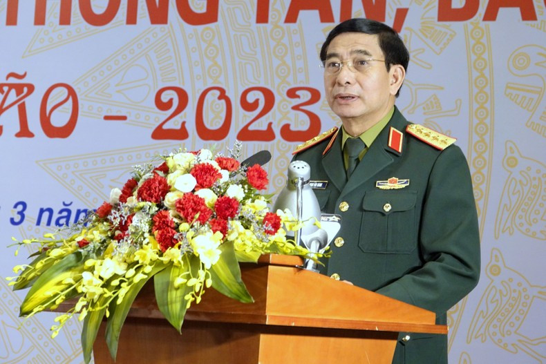 Minister of Defence, General Phan Van Giang speaks at the meeting.