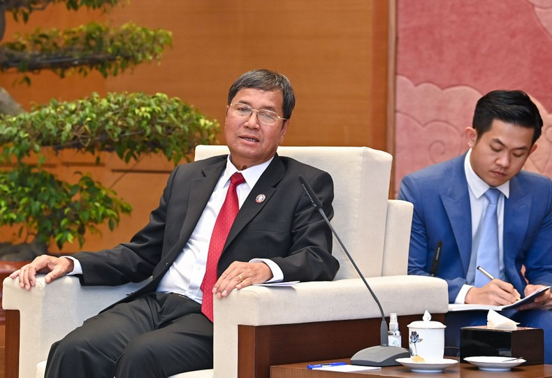 Lao NA Vice Chairman Khambay Damlath speaks at the meeting.