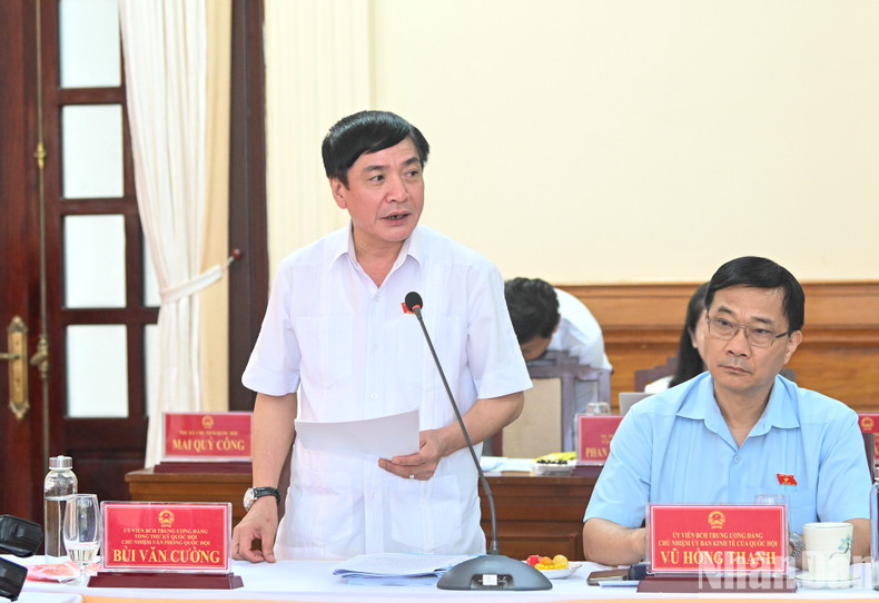 Secretary General of the NA and Chairman of the NA Office Bui Van Cuong speaks at the session.