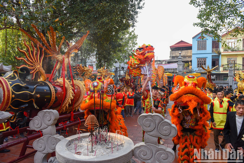 The bodies of the crackers were carved with the images of a dragon, a kylin, a turtle and a phoenix, to express hope for favourable weather.