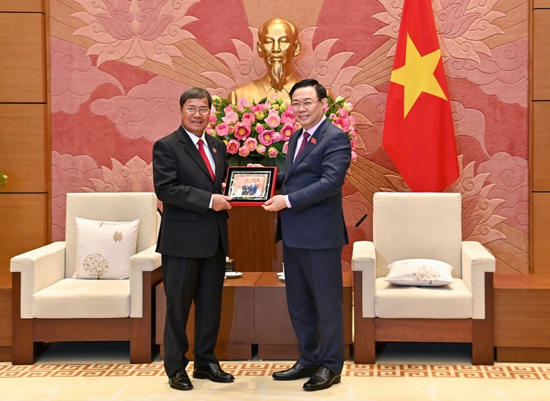 NA Chairman Vuong Dinh Hue presents a souvenir to Lao NA Vice Chairman Khambay Damlath.