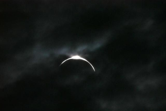 When a hybrid solar eclipse occurs, some regions of the Earth will see a partial or annular phase, and some places will see a total eclipse. Then the sun was hidden and revealed a fiery light. (Photo: Ken Pham - Gia Lai) When a hybrid solar eclipse occurs, some regions of the Earth will see a partial or annular phase, and some places will see a total eclipse. Then the sun was hidden and revealed a fiery light. (Photo: Ken Pham - Gia Lai)