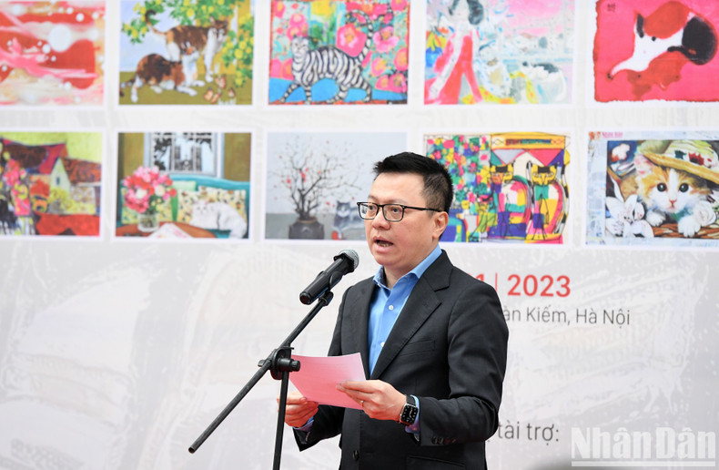 Member of the Party Central Committee (PCC), Editor-in-Chief of Nhan Dan Newspaper, Deputy Head of the PCC Commission for Communication and Education, and Chairman of the Vietnam Journalists’ Association Le Quoc Minh speaks at the opening of the exhibition.