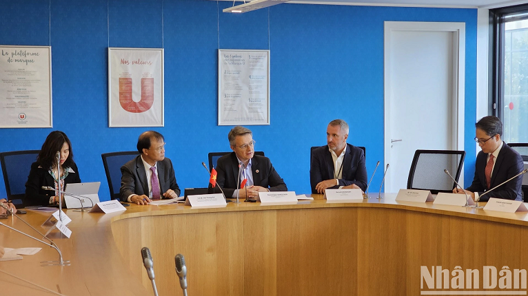 At the meeting between Deputy Minister Hai and Dominique Schelcher, President and CEO of Système U Group. At the meeting between Deputy Minister Hai and Dominique Schelcher, President and CEO of Système U Group.