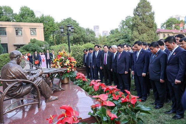 PM Pham Minh Chinh and a high-ranking Vietnamese delegation offer incense at the Monument of President Ho Chi Minh on the premises of the Vietnamese Embassy in China. (Photo: Nhat Bac)