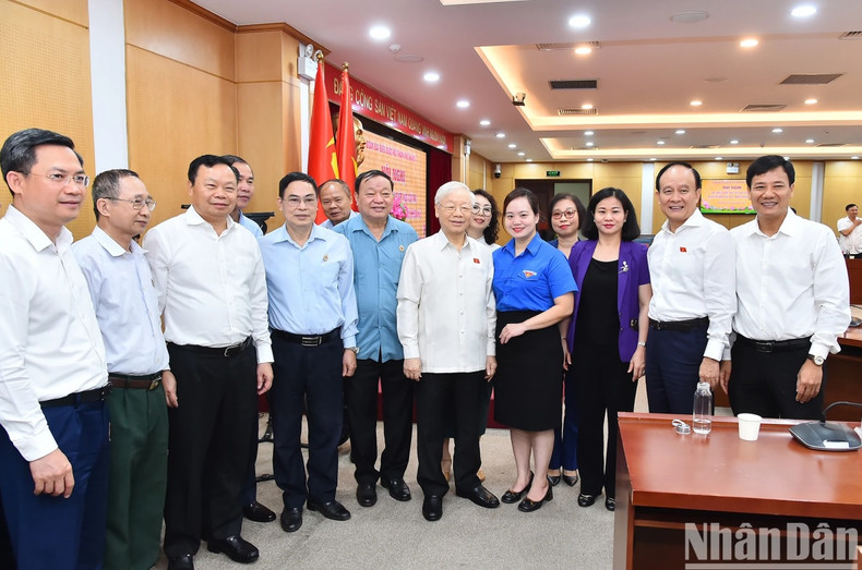 General Secretary Nguyen Phu Trong with delegates and voters at the meeting General Secretary Nguyen Phu Trong with delegates and voters at the meeting