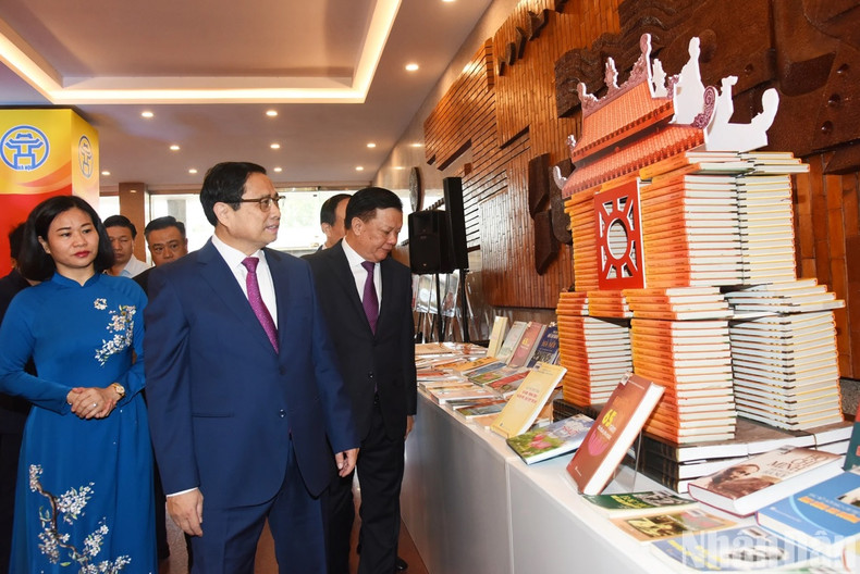 Prime Minister Pham Minh Chinh and delegates visits a book exhibition entitled "Beautiful Flowers".