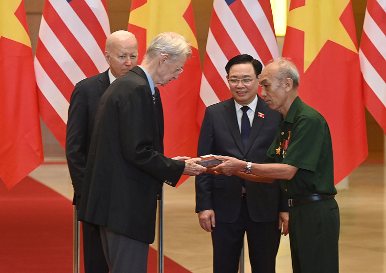 National Assembly Chairman Vuong Dinh Hue and US President Joe Biden witness veterans of the two countries exchanging memorabilia and war diaries. National Assembly Chairman Vuong Dinh Hue and US President Joe Biden witness veterans of the two countries exchanging memorabilia and war diaries.