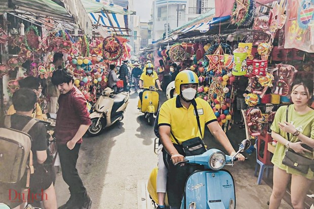 A tour of Ho Chi Minh City on vespa (Photo: HCM City tourism magazine)
