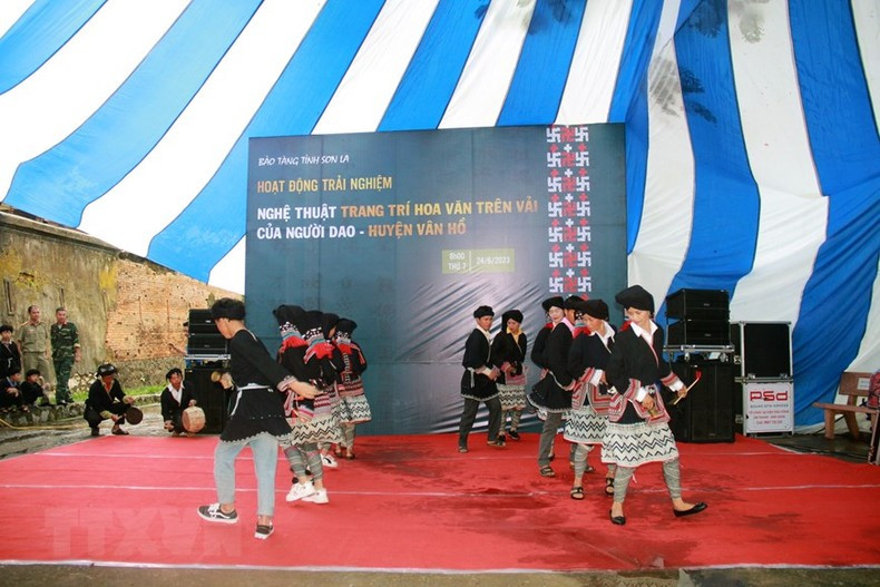 Dao ethnic artisans perform bell dance. (Photo: Huu Quyet/VNA)