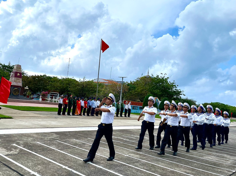 The delegation performed the National Flag Salute Ceremony in Truong Sa town. The delegation performed the National Flag Salute Ceremony in Truong Sa town.
