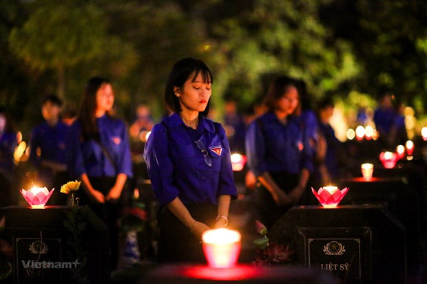 Youngsters pay tribute to heroic martyrs (Photo: VNA) Youngsters pay tribute to heroic martyrs (Photo: VNA)