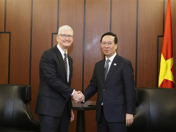 President Vo Van Thuong (R) and CEO of Apple Tim Cook. (Photo: VNA) President Vo Van Thuong (R) and CEO of Apple Tim Cook. (Photo: VNA)