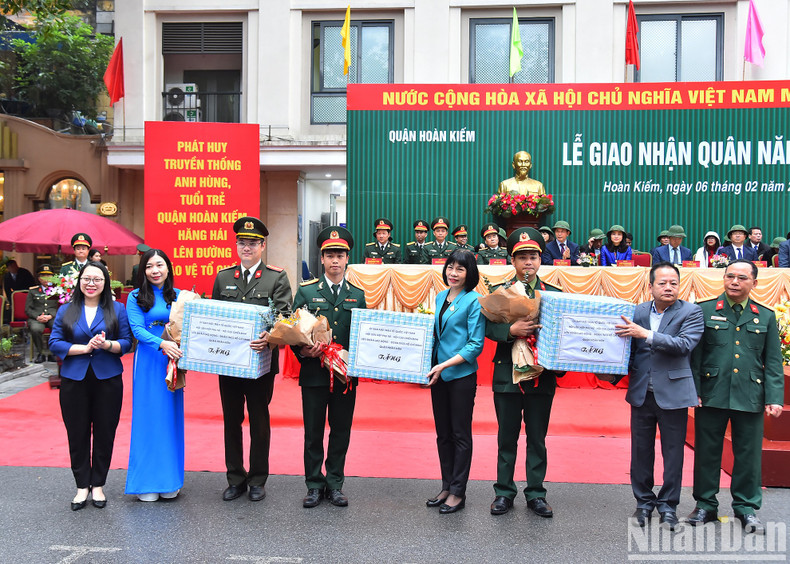 Leaders of Hanoi present flowers to recruits in Hoan Kiem District. Leaders of Hanoi present flowers to recruits in Hoan Kiem District.
