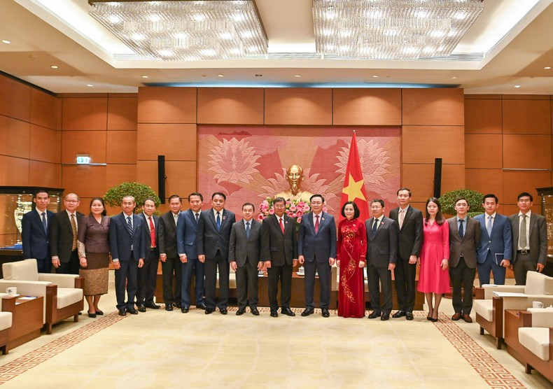 At the meeting, NA Chairman Vuong Dinh Hue and Lao NA Vice Chairman Khambay Damlath take souvenir photos with the delegates of the two countries.