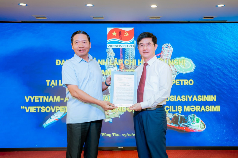 Chairman of the Vietnam - Azerbaijan Friendship Association Dang The Vinh (left) hands over the Decision to establish the Vietsovpetro branch of the Vietnam - Azerbaijan Friendship Association. Chairman of the Vietnam - Azerbaijan Friendship Association Dang The Vinh (left) hands over the Decision to establish the Vietsovpetro branch of the Vietnam - Azerbaijan Friendship Association.