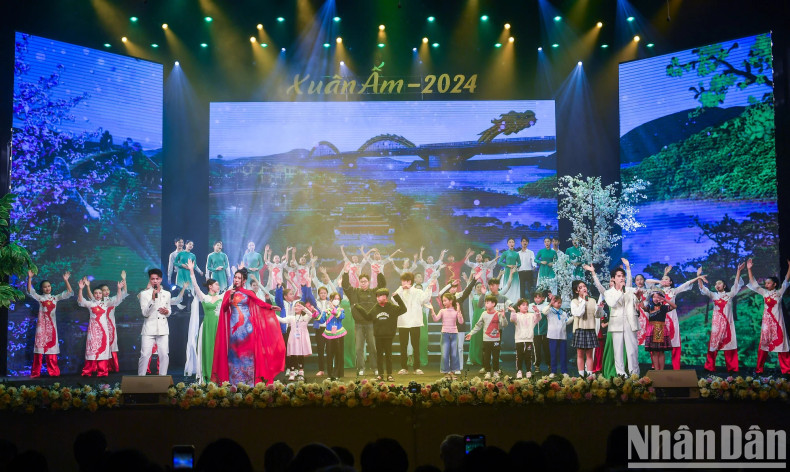 The programmes features an elaborately choreographed art space, with songs and dance on the Party, the spring, the love for the country and the spirit of solidarity and compassion. The programmes features an elaborately choreographed art space, with songs and dance on the Party, the spring, the love for the country and the spirit of solidarity and compassion.