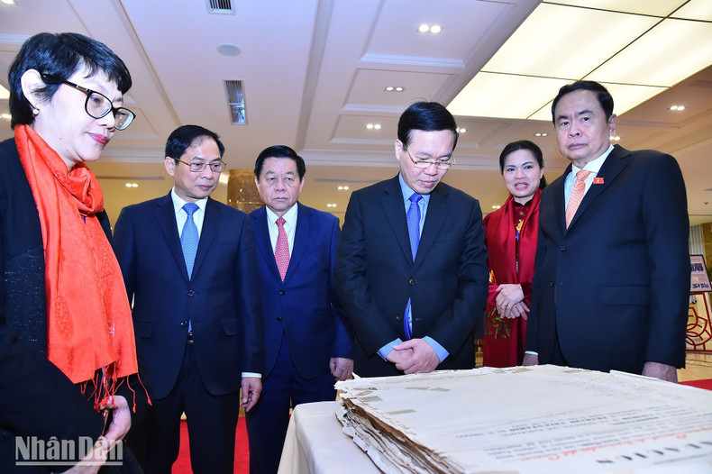 A handbook of ten thousand signatures of the Cuban people was presented to Vietnam.