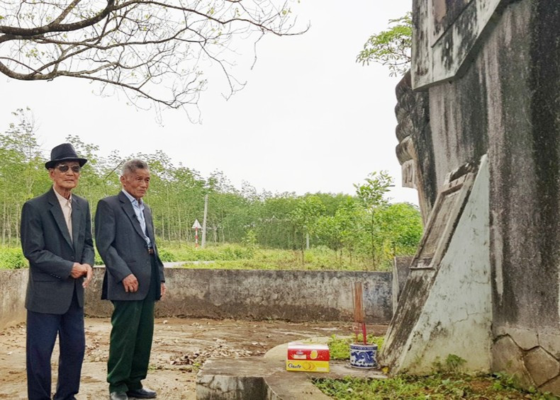 Duong Tu Anh visits Hill 241. (Photo: Lam Quang Huy) Duong Tu Anh visits Hill 241. (Photo: Lam Quang Huy)